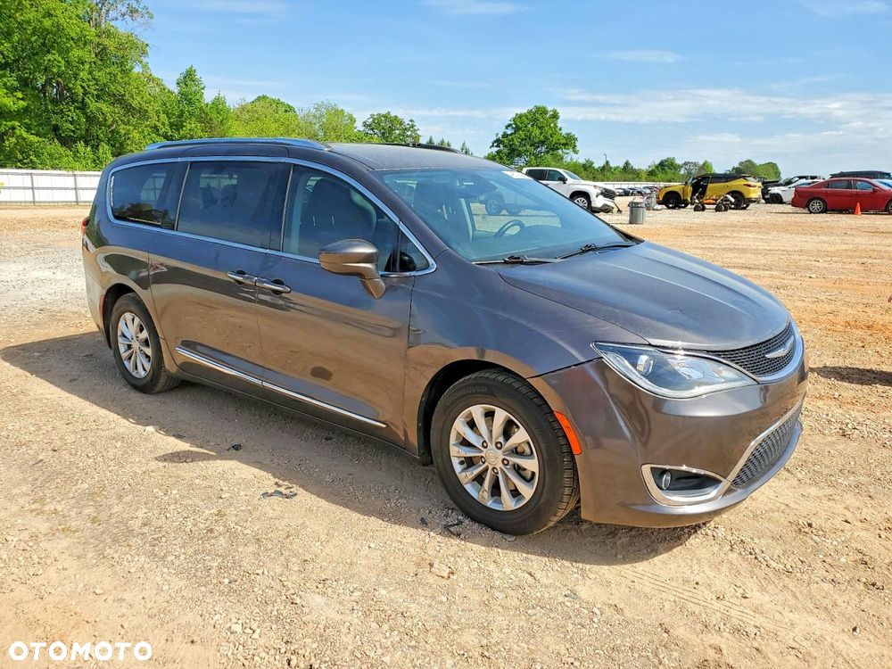 Chrysler Pacifica - 4