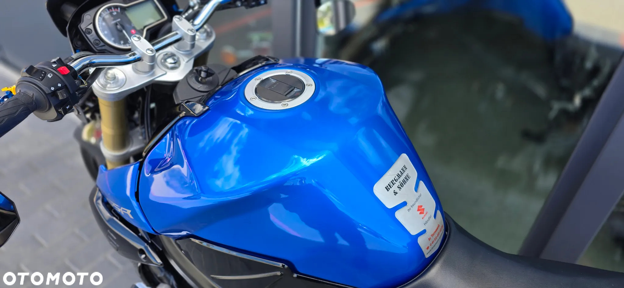 Suzuki GSR - 36