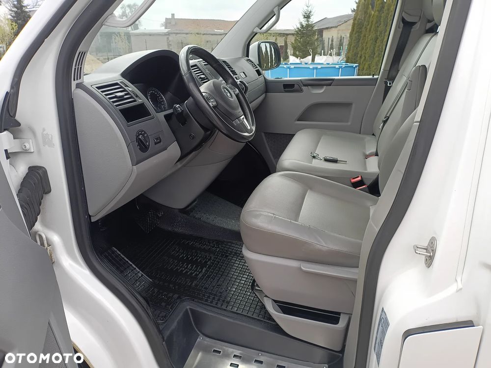 Volkswagen Caravelle - 18