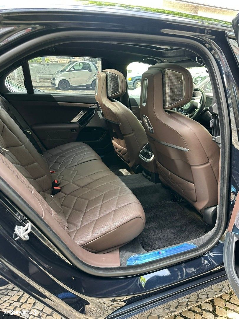 BMW i7 xDrive60 Pack Desportivo M - 14