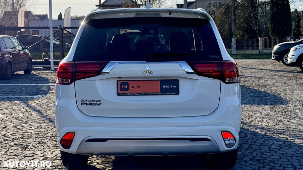 Mitsubishi Outlander PHEV 2.4 L 4X4 Intense - 28