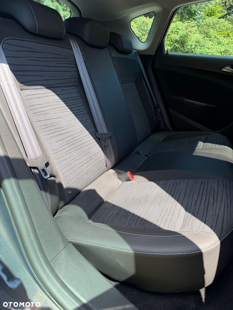 Opel Astra 1.4 Turbo Exklusiv - 25