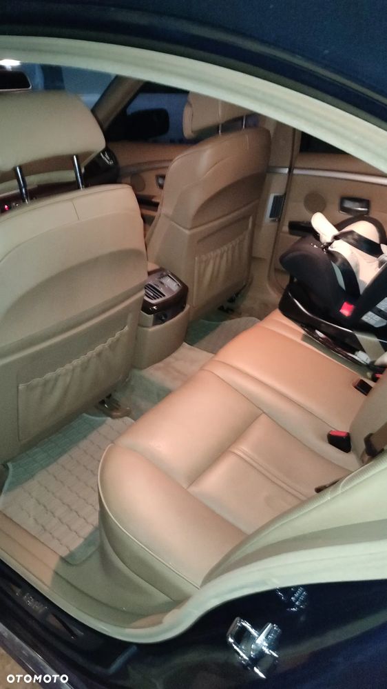 BMW Seria 7 750i - 6