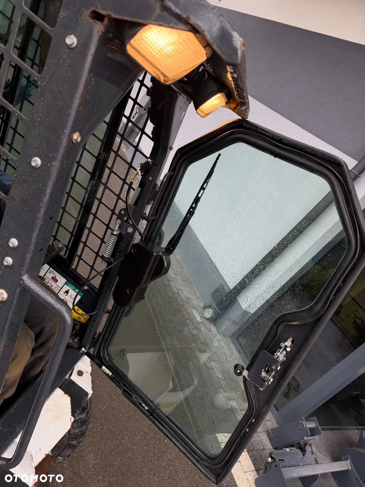 Bobcat S70 Mini-ładowarka 4x4 wózek terenowy. Łyżka widły. Kabina ogrzewana pełne szkło + drzwi ! aktualne serwisy DEKRA. Dokumentacja. silnik Kubota 3cyl. Maszyna Jak Nowa z Salonu! Pochodzi z Norweskiego Gospodarstwa! 2019 rok 715 mtg! Zero luzów i wycieków. Bardzo mocna i wydajna maszyna o małych gabarytach! Wąskie koła. Idealna do stajni. OKAZJA TANIO - 16