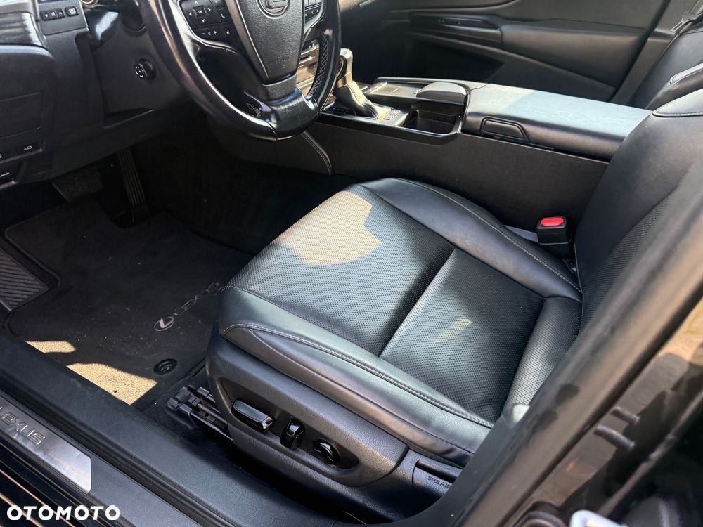 Lexus ES 300h Business Edition + - 28