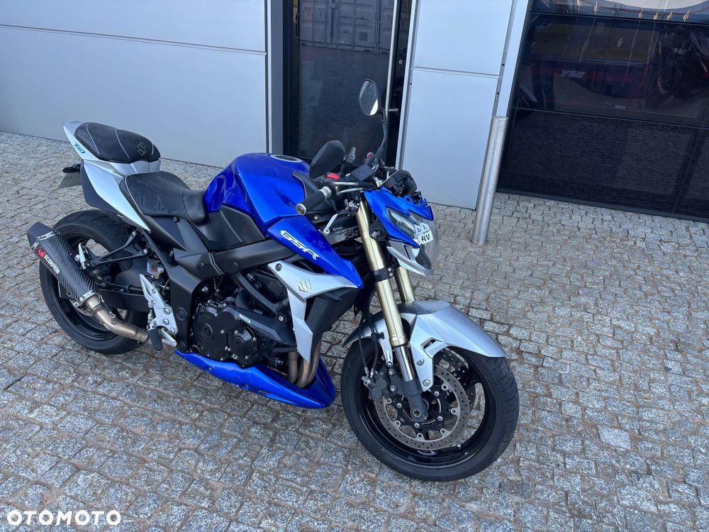Suzuki GSR - 9