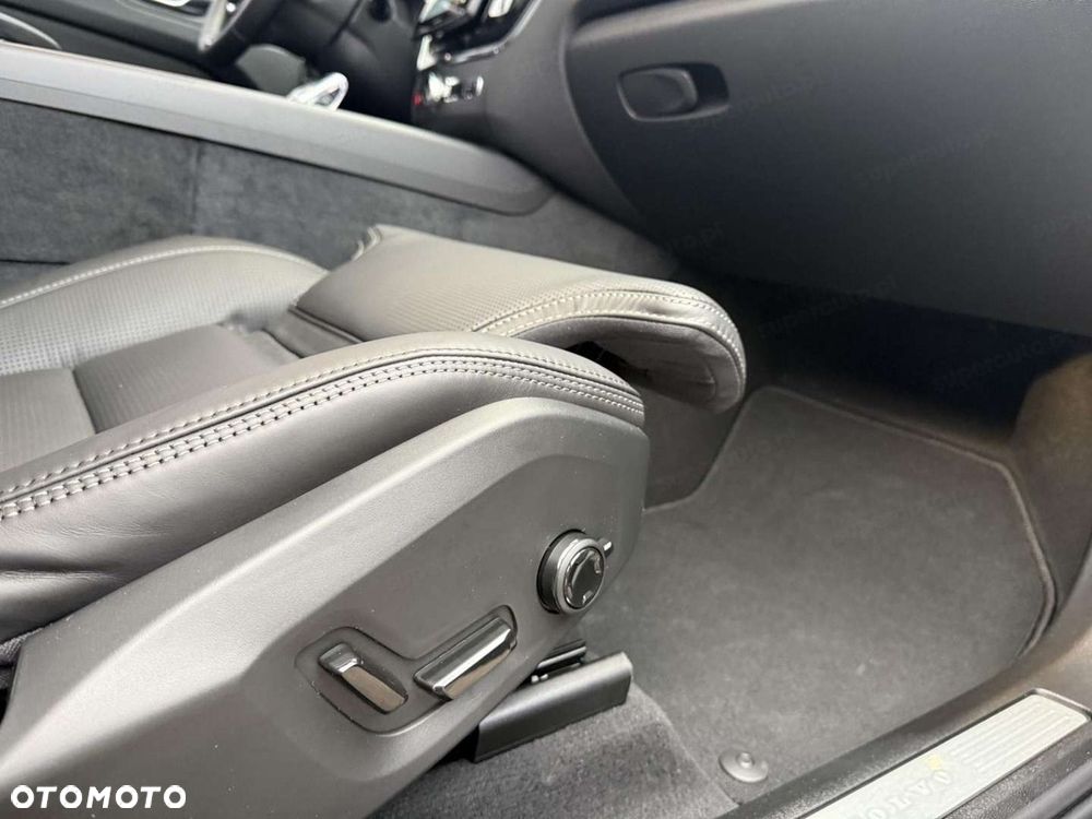 Volvo XC 60 T8 Plug-In Hybrid AWD Ultra Black Edition - 8