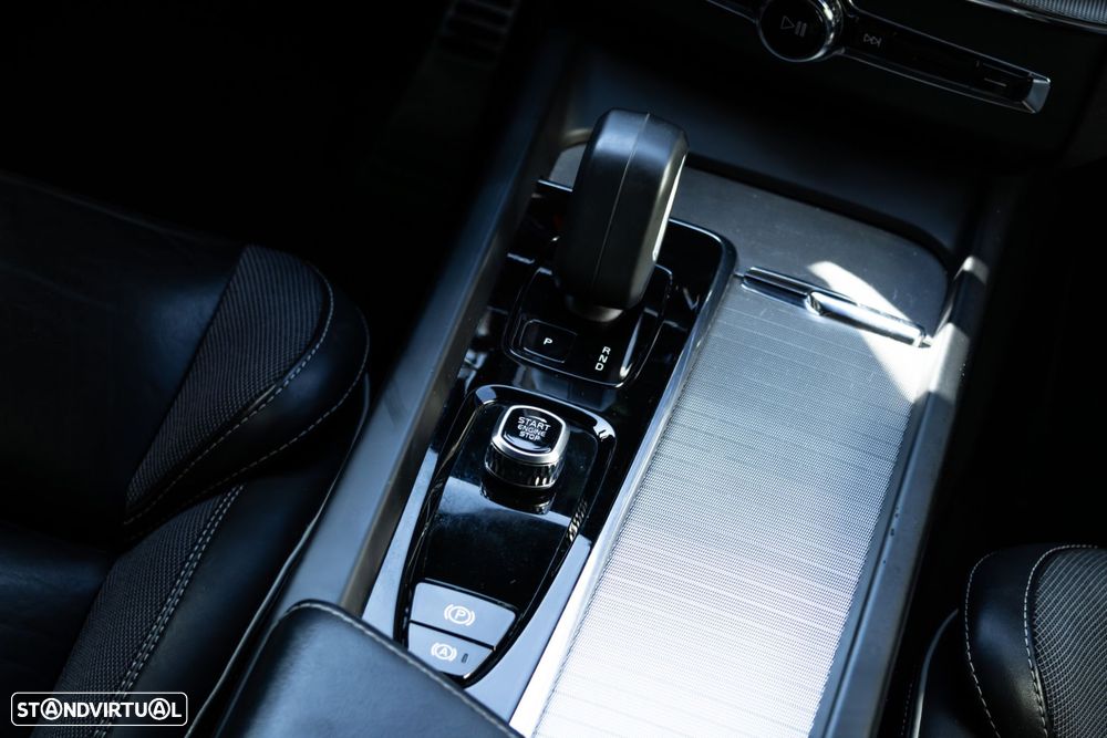 Volvo XC 60 2.0 B4 R-Design Geartronic - 25