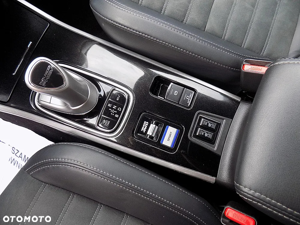 Mitsubishi Outlander 2.4 4WD Plug-In Hybrid Top - 17