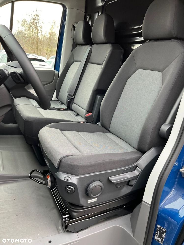 Volkswagen Crafter 35 Furgon z wysokim dachem silnik: 2,0 l EU6 SCR 140 KM / skrzynia biegów: automatyczna 8-biegowa rozstaw osi: 3640 mm - 10