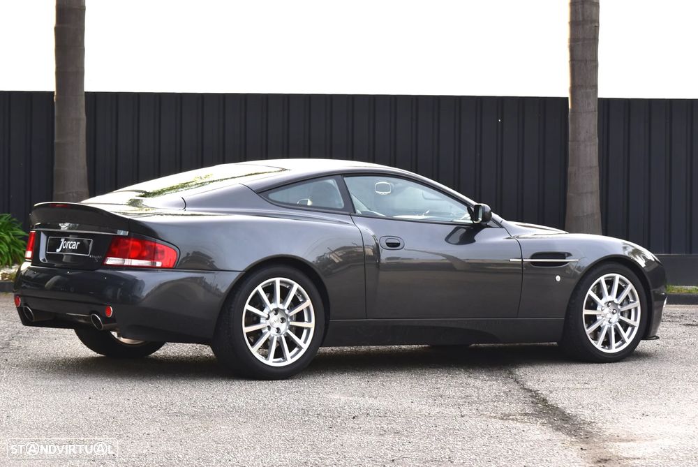 Aston Martin Vanquish - 26