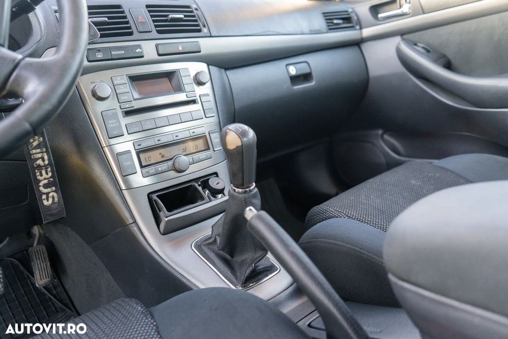 Toyota Avensis 1.6 Comfort - 23