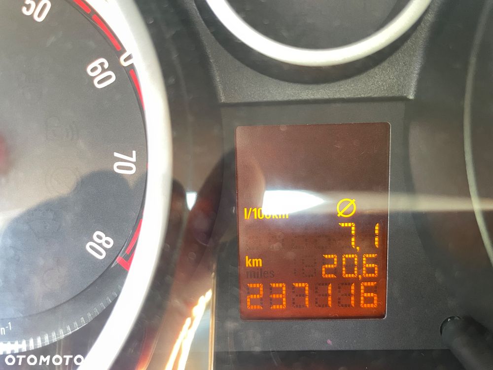 Opel Corsa 1.4 16V Cosmo - 9