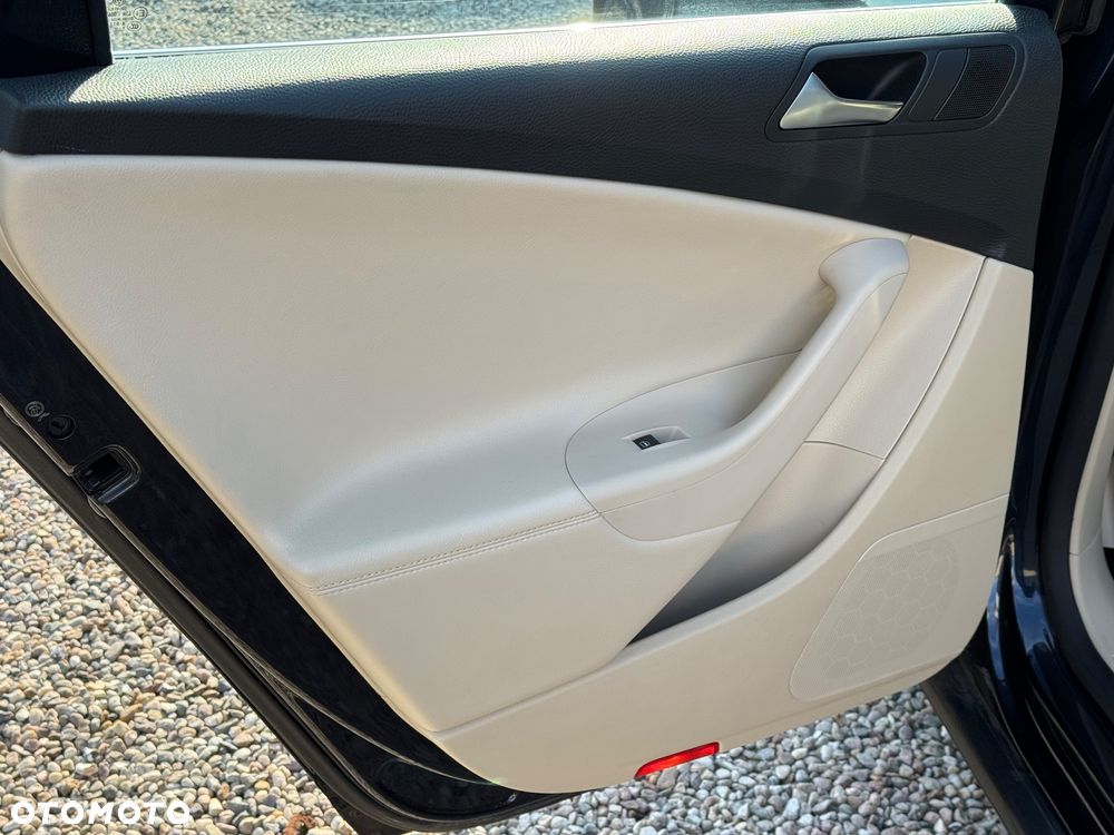 Volkswagen Passat 2.0 TDI DPF BlueMotion Technology Highline - 13