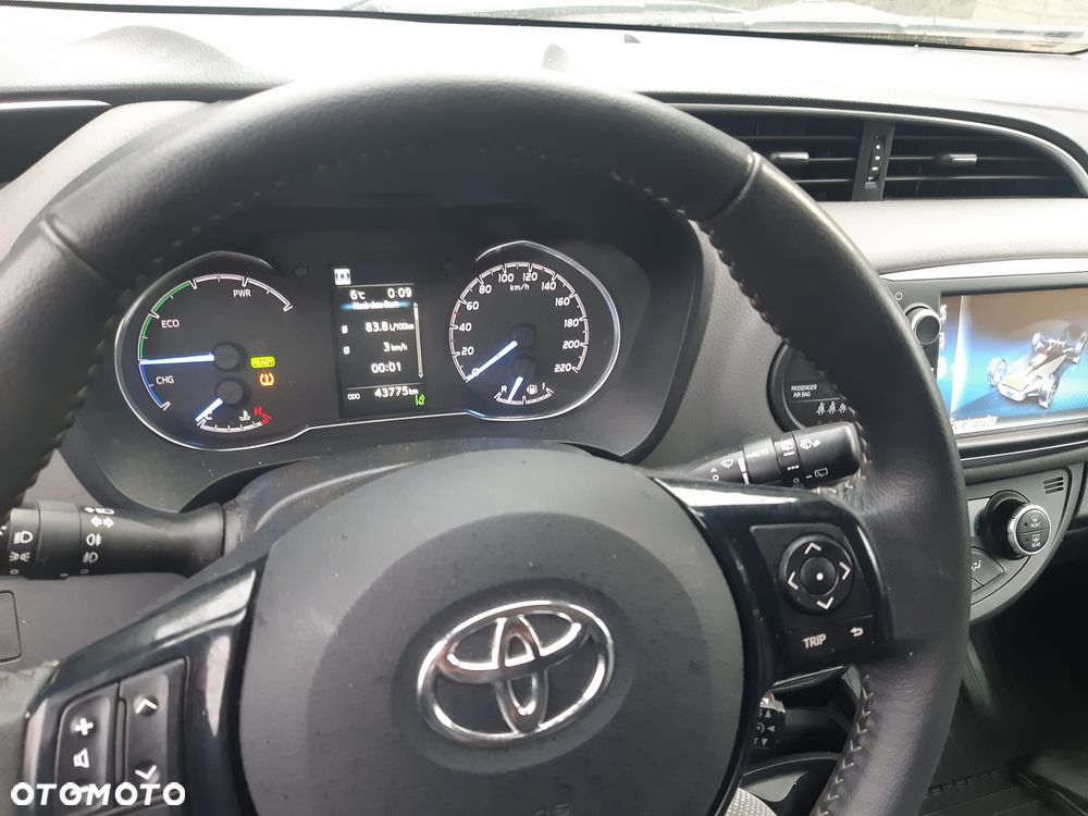 Toyota Yaris Hybrid 100 Premium - 25