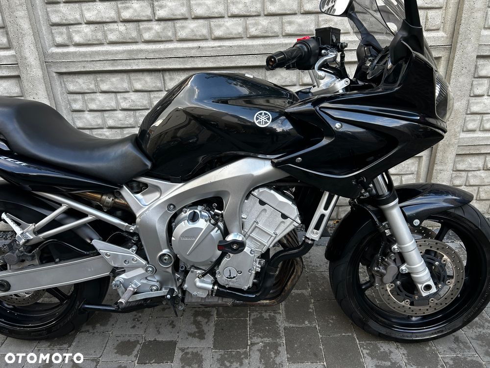 Yamaha FZS - 6