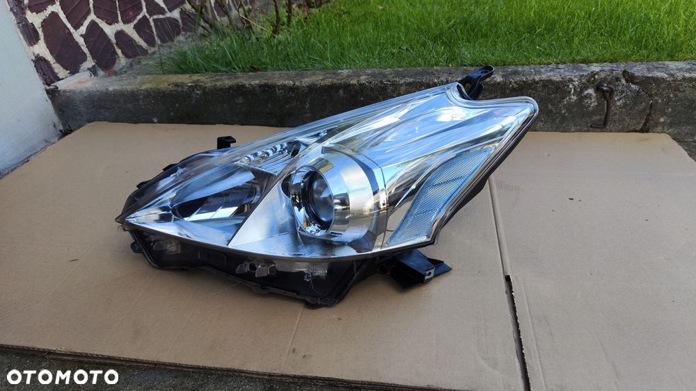 Toyota Prius Plus  12-16 Lampa Przód Przednia Lewa Oryginał - 2