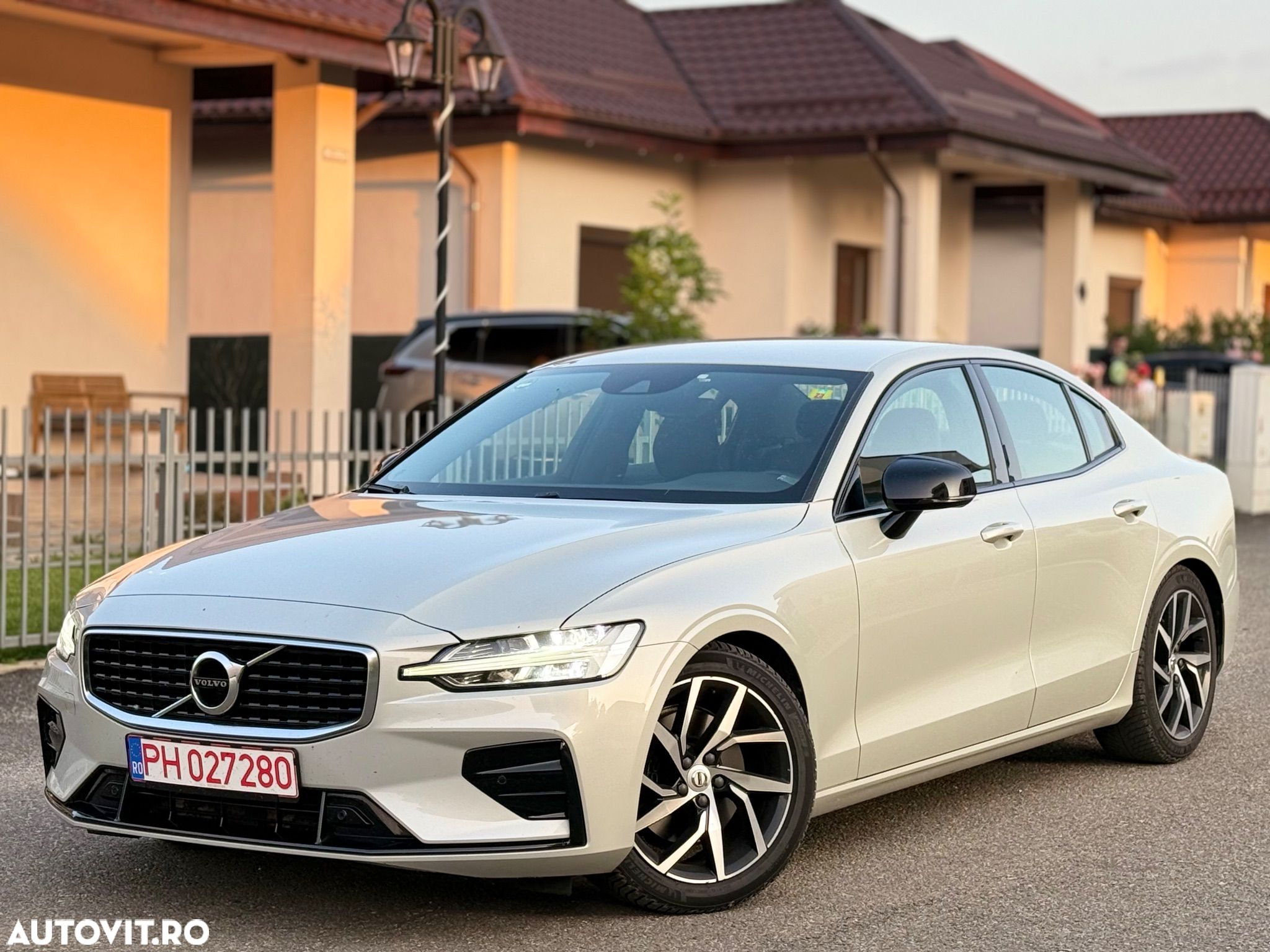 Volvo S60 T4 R-Design - 1