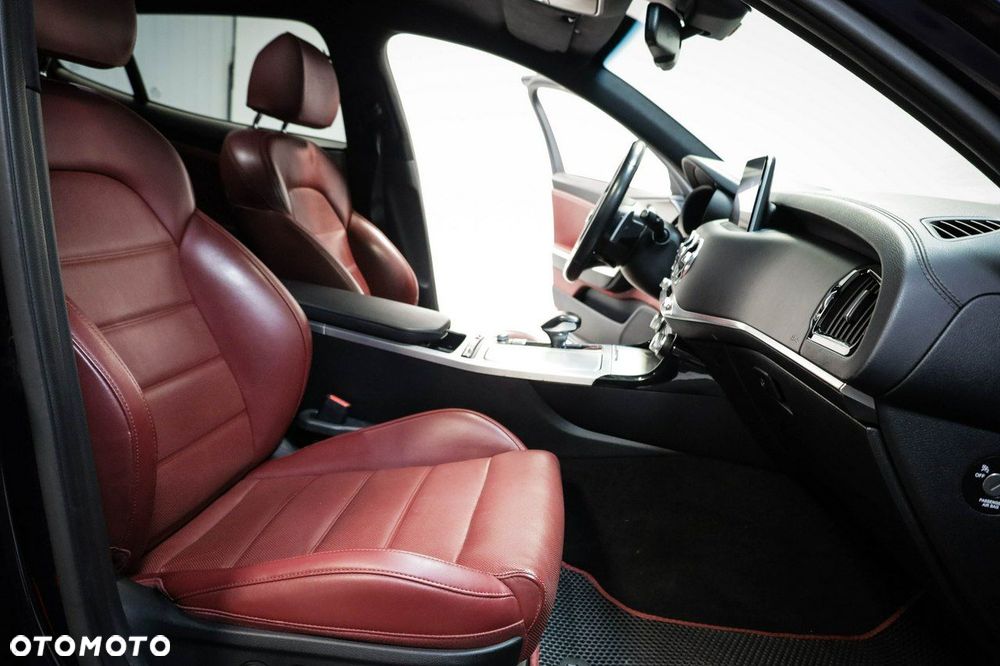 Kia Stinger - 33