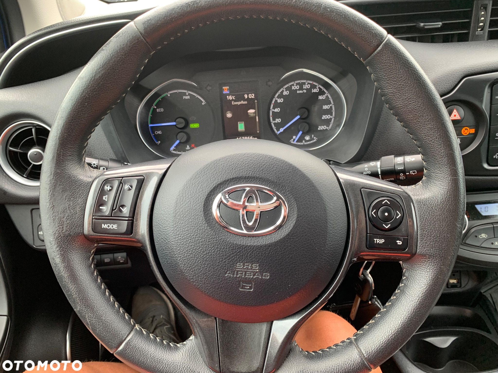 Toyota Yaris Hybrid 100 Premium - 8