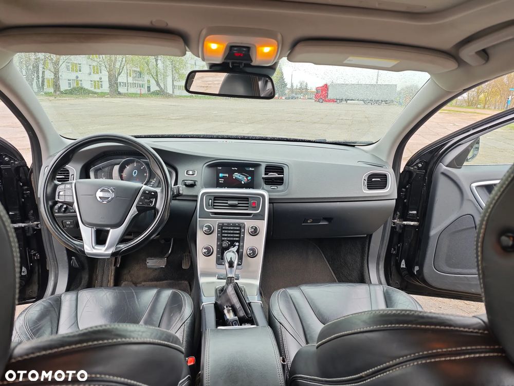 Volvo V60 D6 AWD Plug-in Hybrid R-Design Summum - 11