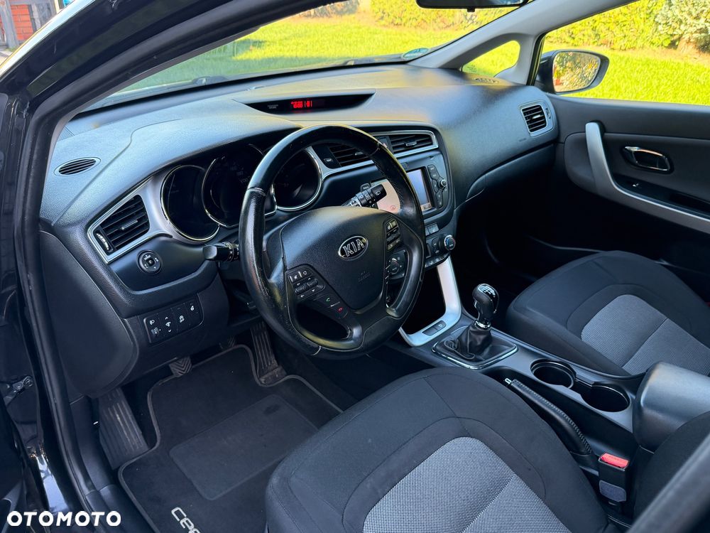 Kia Ceed 1.6 CRDi 136 ISG Dream Team Edition - 25