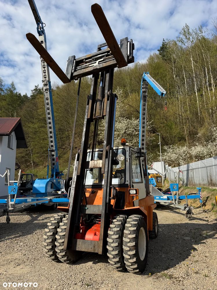 O&K V80 Wózek Widłowy Niemiecki Producent O&K. Silnik DEUTZ 90 km. Udźwig 8 ton. Gabarytowo mała maszyna z Wielkim udźwigiem. Podwójne Koła. Regulacja wideł i Karetki Hydrauliczna. Maszt TRIPLEX. niski przebieg 5790h. Maszyna Pochodzi z Norweskiej Komuny! Nie posiada luzów i wycieków Jazda Hydrostatic. Stan Perfekcyjny! DIESEL. Opony Nowe. Okazja - 40