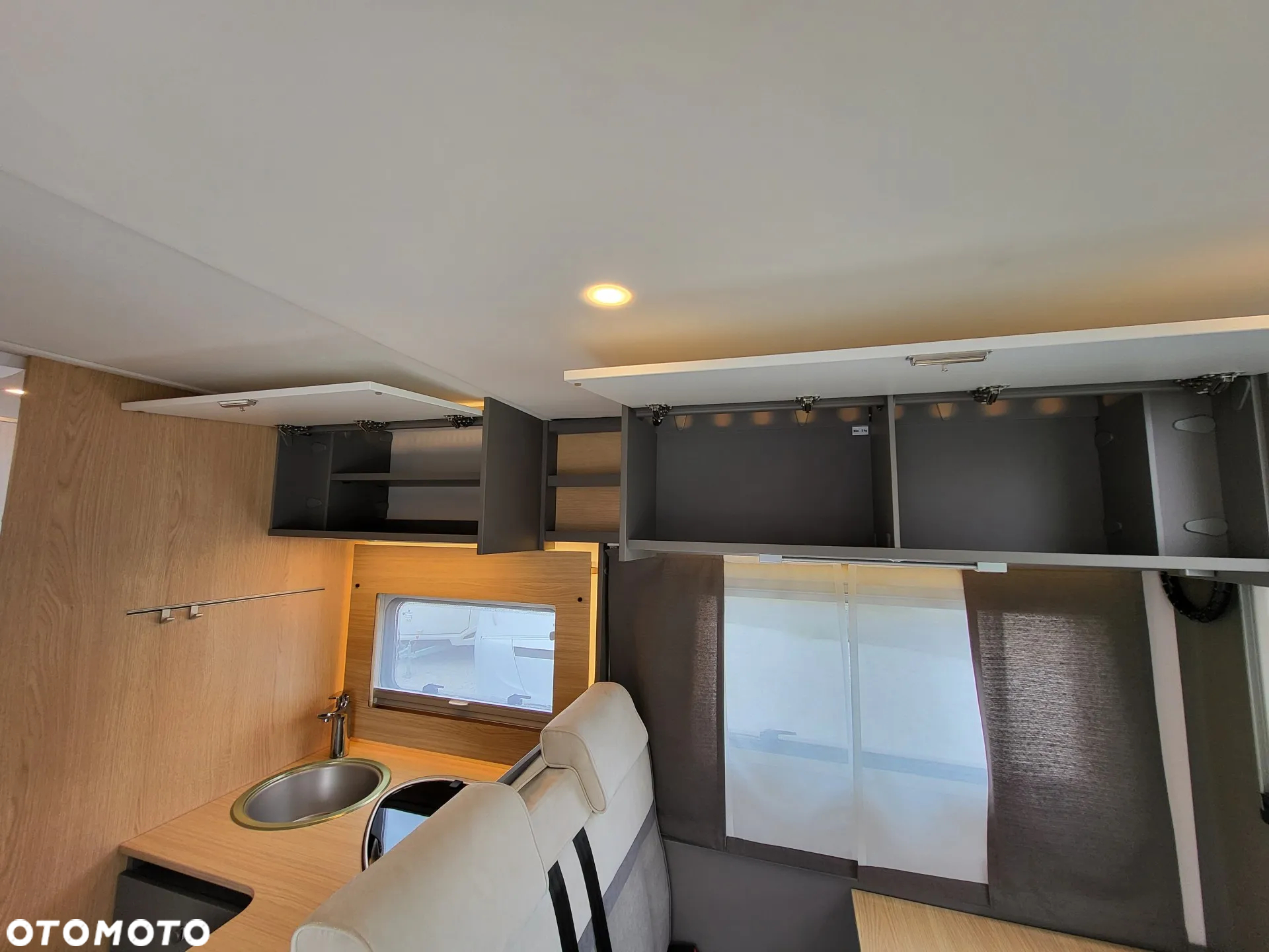 LMC Tourer Lift H730G - Kampery 4-osobowy - 32