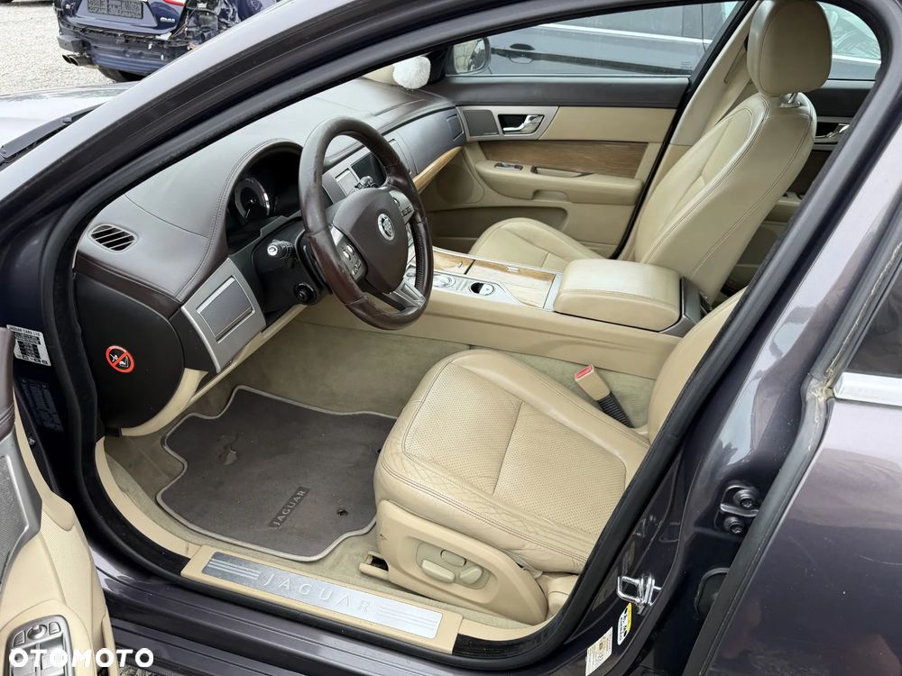 Jaguar XF 2.7 V6 D Premium Luxury - 8
