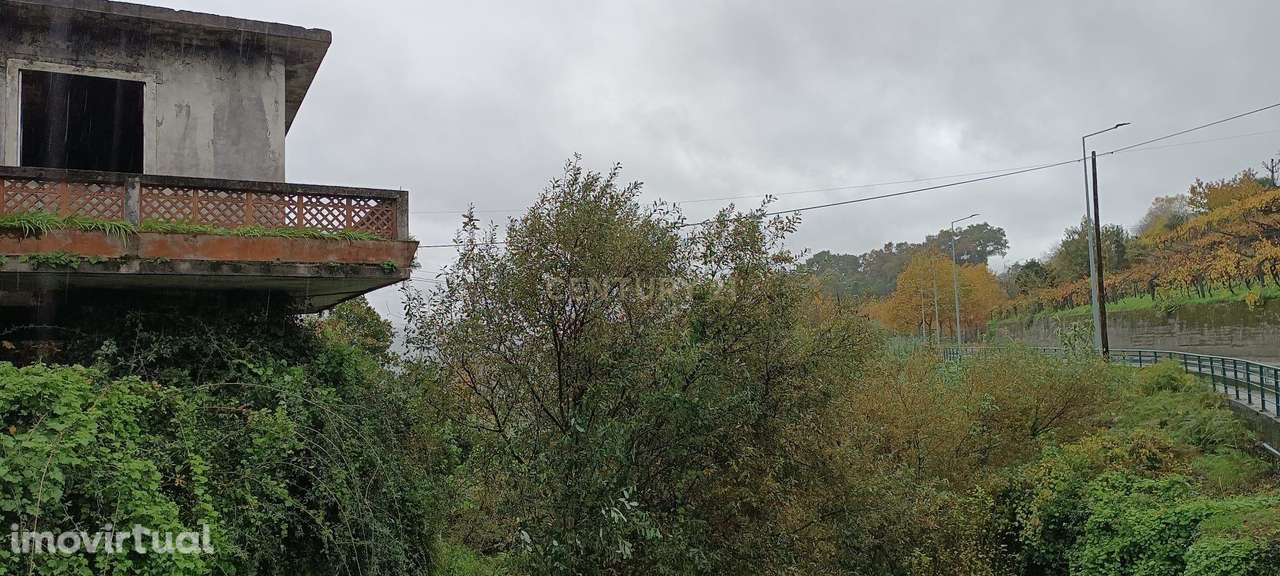 Grande moradia em ruina com terreno junto ao ribeiro, para reconstruçã - Grande imagem: 5/6