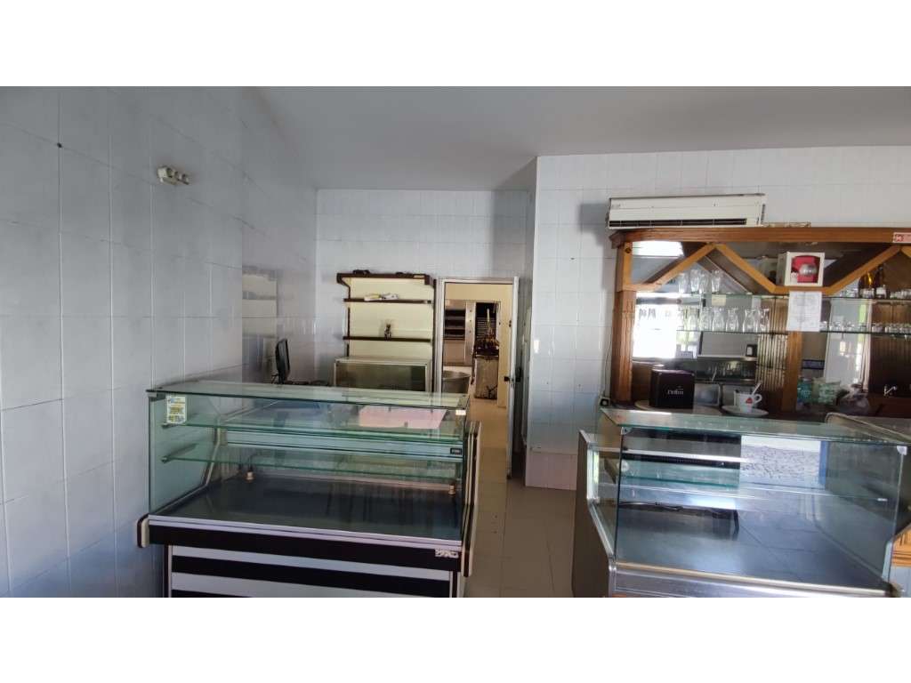 Moradia com grande área no centro de Bencatel - potencial para habi... - Grande imagem: 4/38