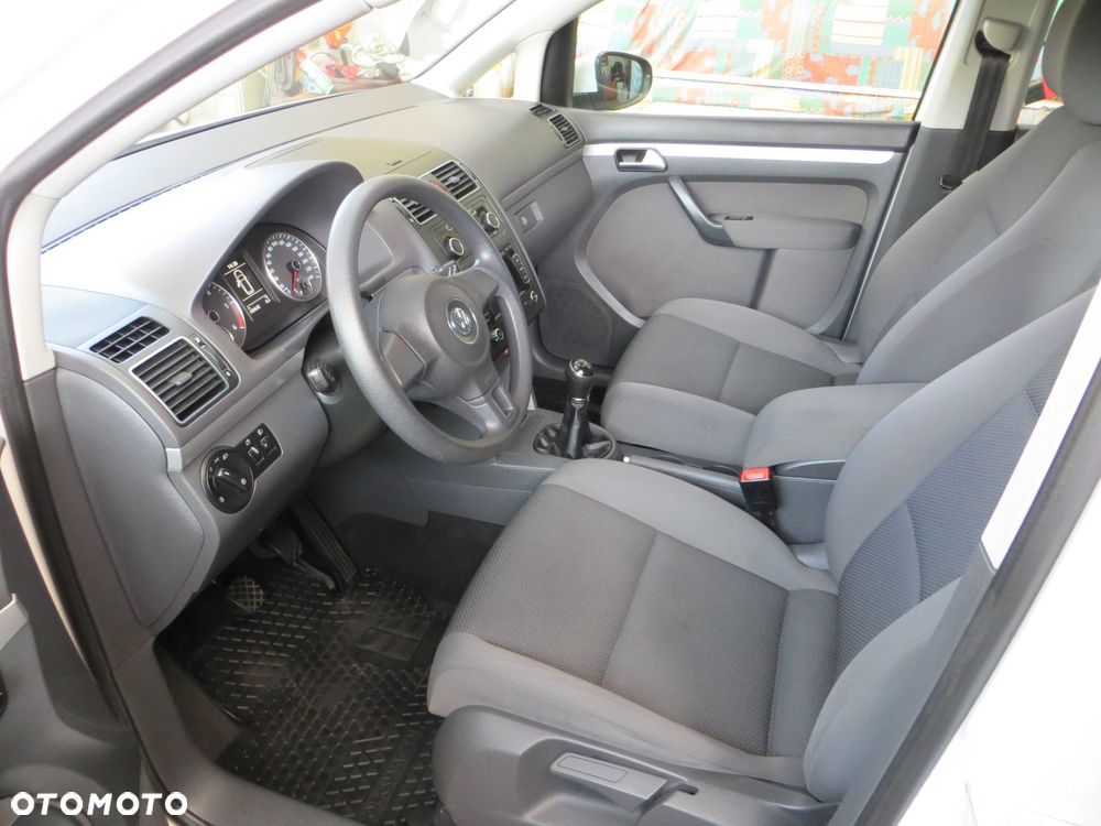 Volkswagen Touran 2012 photo 5