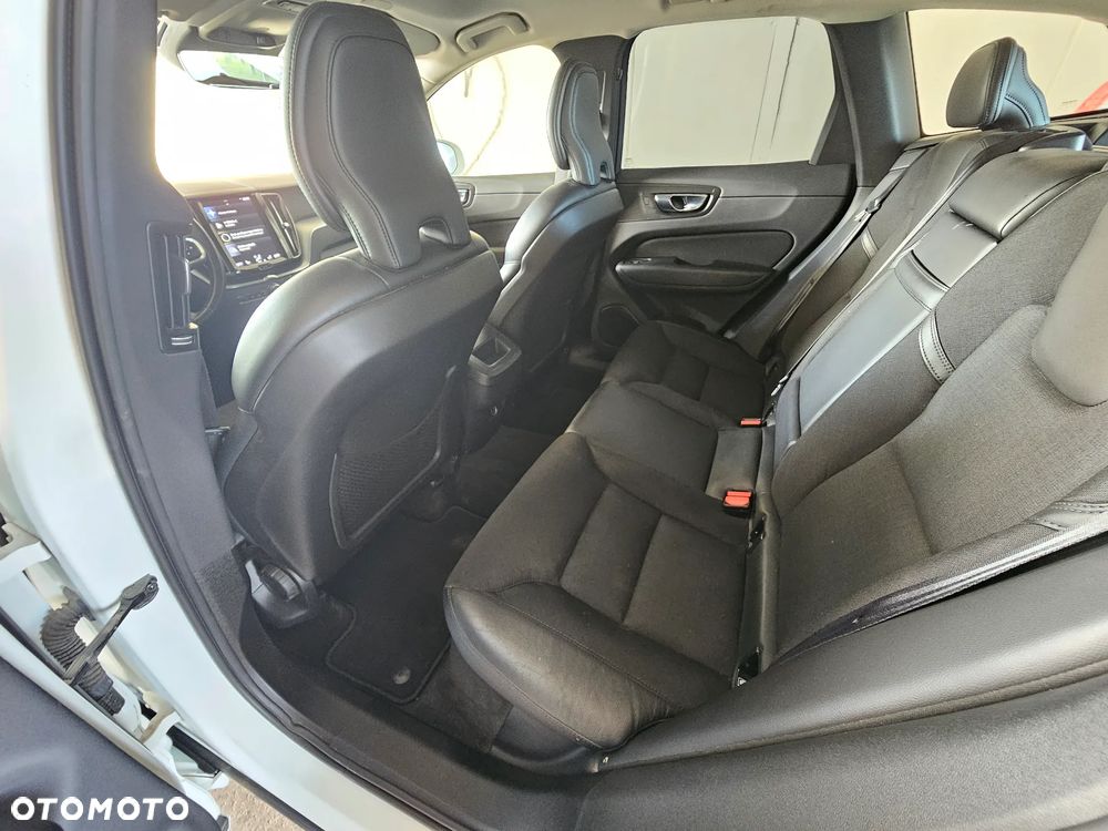 Volvo XC 60 T4 Momentum Pro - 11