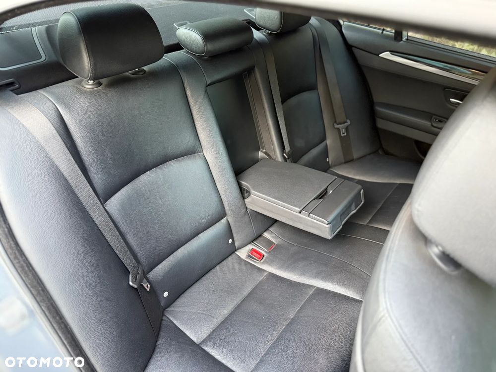 BMW Seria 5 550i - 12