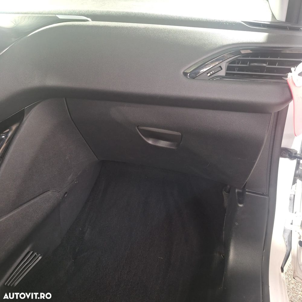 Peugeot 208 1.2 L PureTech Active - 38