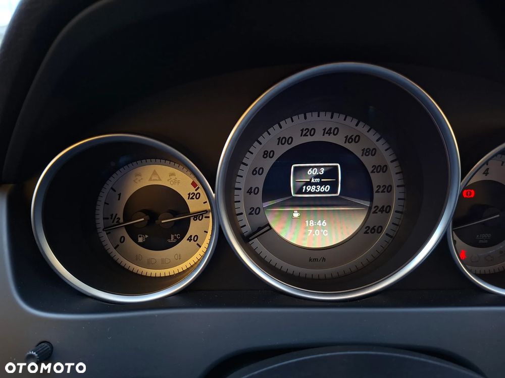 Mercedes-Benz Klasa C 180 CGI BlueEFFICIENCY Avantgarde - 35