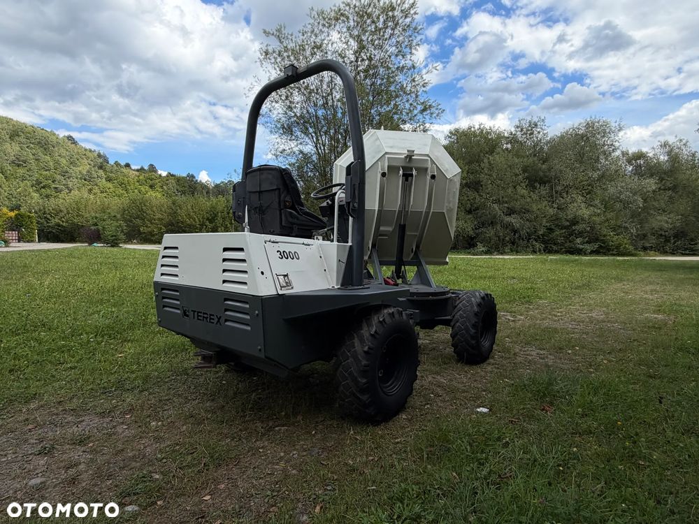 Terex 3001 Benford 3 tony OBROTOWE. Wozidło Budowlane-Rolnicze. Wózek z Obrotową Kolebą. 3 tony ładowność. 4x4. Mocny Silnik 4 cylindry Kubota 50km. 2600 mtg. Jazda 3 prędkości. Maszyna jak Nowa z Norweskiego Gospodarstwa! Ani deka luzów i wycieków! Pełny Oryginał. Hamulce brzytwa. Serwisy w DEKRA. Maszyna Woziła lekkie ładunki. Praktycznie zerowe zużycie. Wielka Okazja. Wszystko w pełnym Oryginale. Opony Oryginał w dobrym stanie! Oświetlenie Fabryczne tył przód! Potężna moc! - 3
