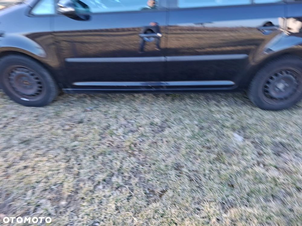 Volkswagen Touran - 12