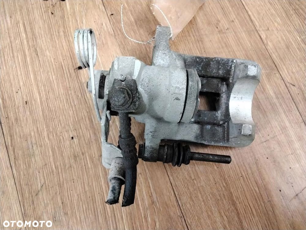 audi a4 b5 zacisk hamulcowy prawy tył - 2