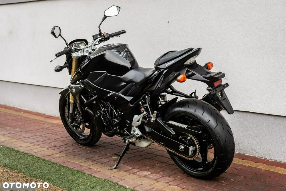 Suzuki GSR - 5