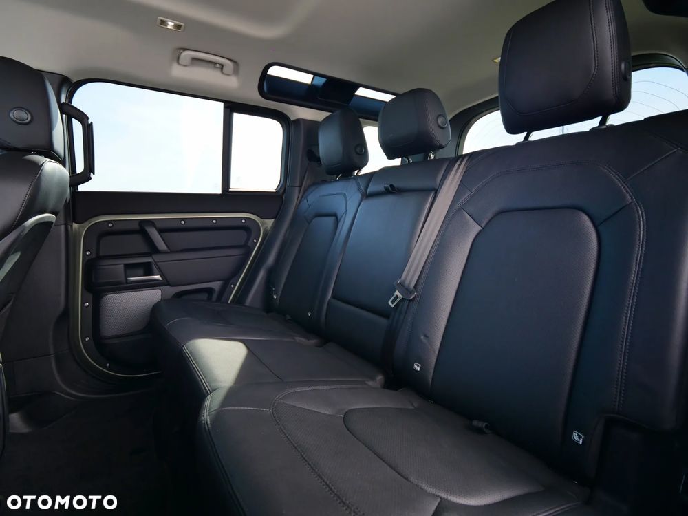 Land Rover Defender - 26