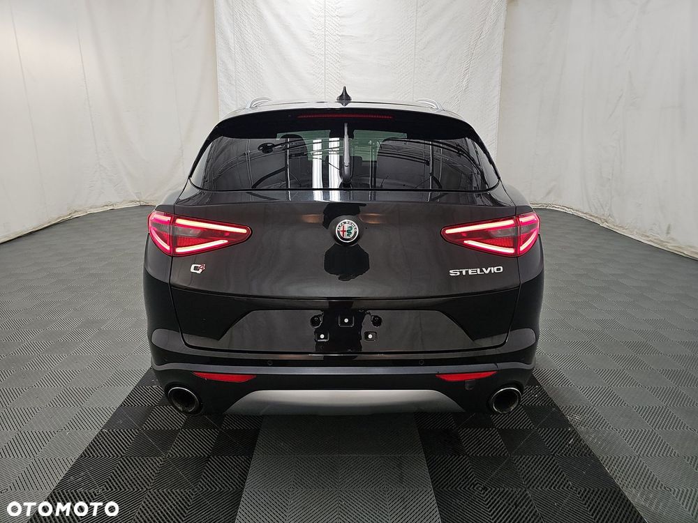 Alfa Romeo Stelvio 2.0 Turbo 16V AT8-Q4 Ti - 5