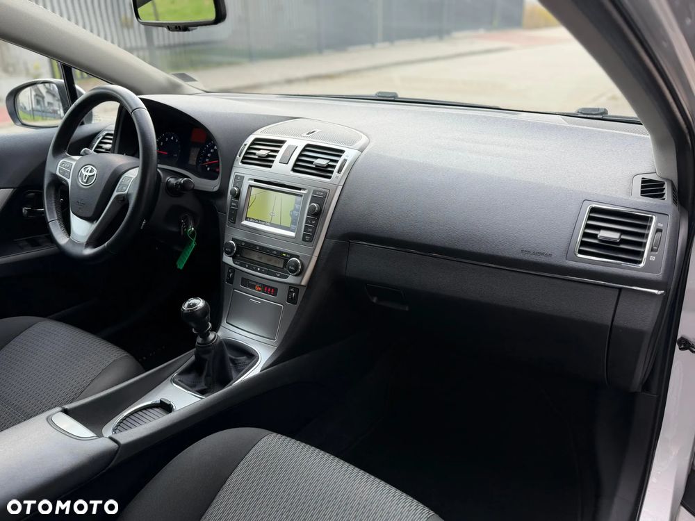 Toyota Avensis 1.8 Premium EU5 - 13