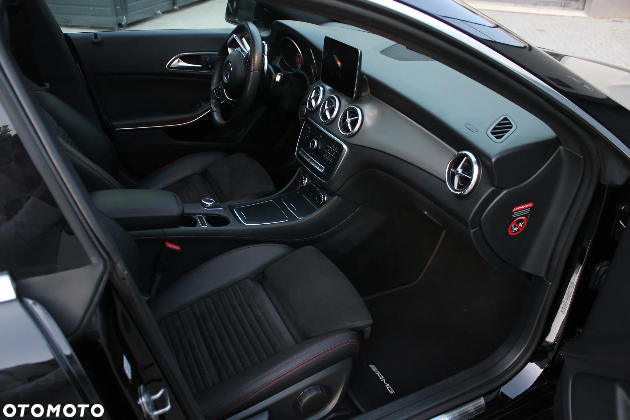 Mercedes-Benz CLA 200 7G-DCT AMG Line - 25