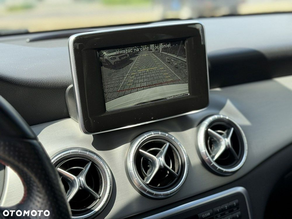 Mercedes-Benz CLA 180 AMG Line - 21