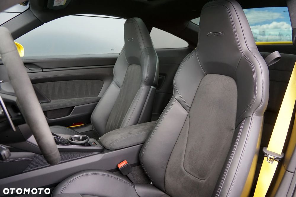 Porsche 911 Carrera 4 GTS PDK - 26