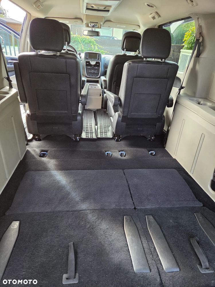 Chrysler Town & Country - 22