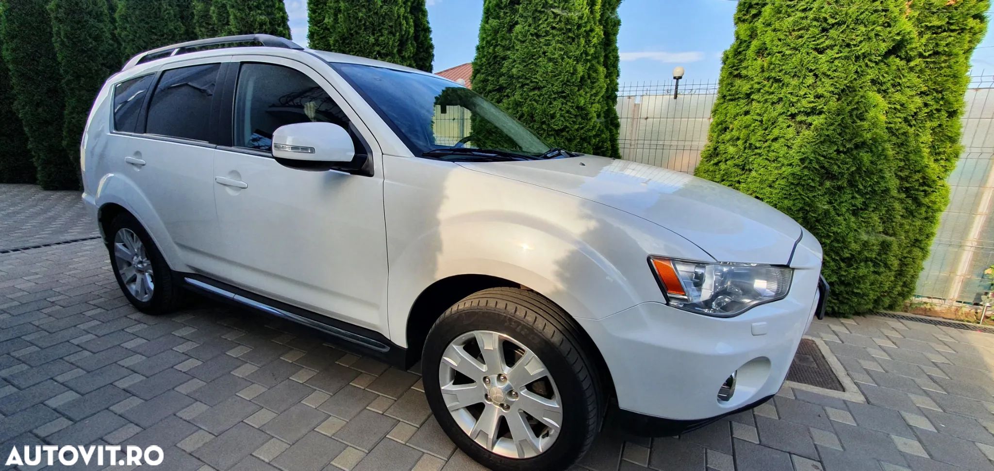 Mitsubishi Outlander - 1