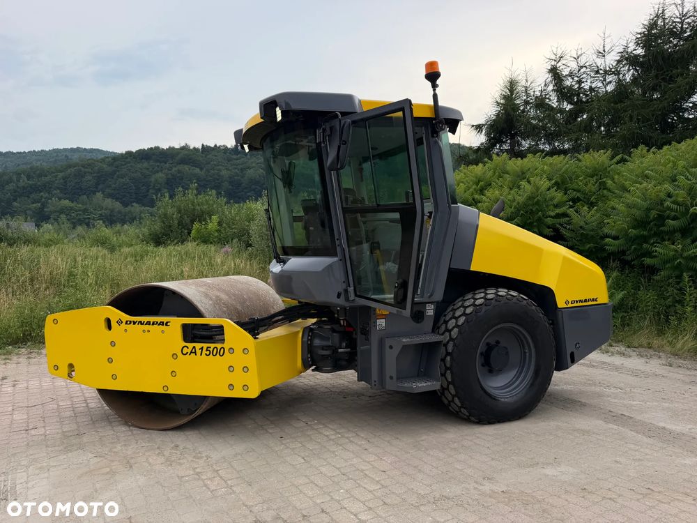 Dynapac Atlas Copco CA1500 D Walec Drogowy Terenowy Guma-Stal. 9 ton. Import Norwegia 2015rok. Maszyna w pięknym stanie! Wentylacja Klima. Serwisy w Dekra AKTUALNE 2026r. Zero zniszczeń IGŁA Po serwisach eksploatacyjnych w Norwegii. Walec z Upadłości od pierwszego właściciela. Obrotowy fotel wraz ze sterowaniem. Dokumenty Dekra! Silnik Cummins 110Km. Nagłośnienie radio! Usb. Zero luzów i wycieków! Niski Przebieg 200mtg. Oryginał! Wielka Okazja - 25