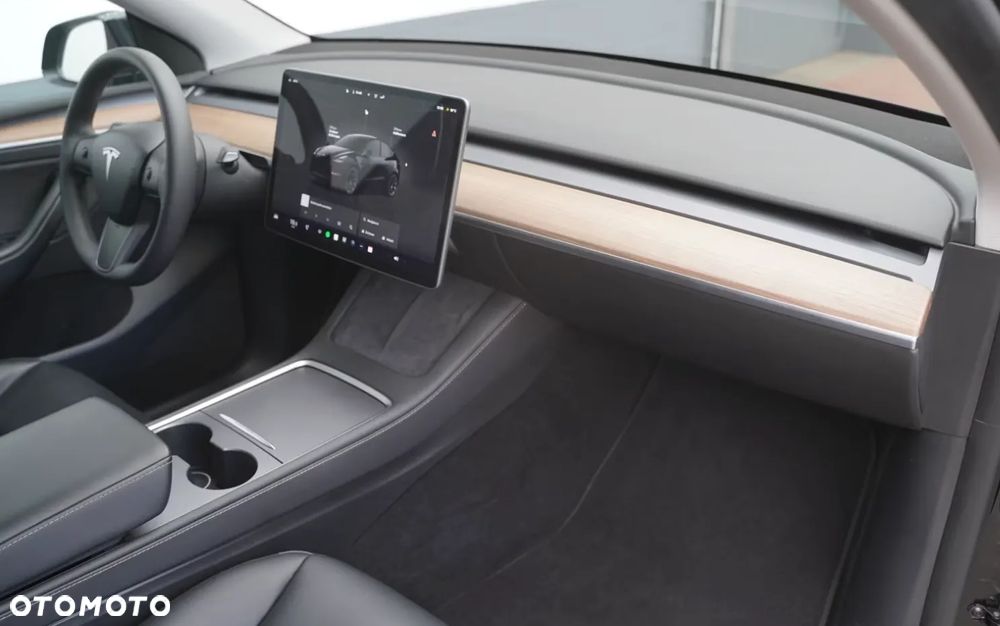 Tesla Model Y - 11